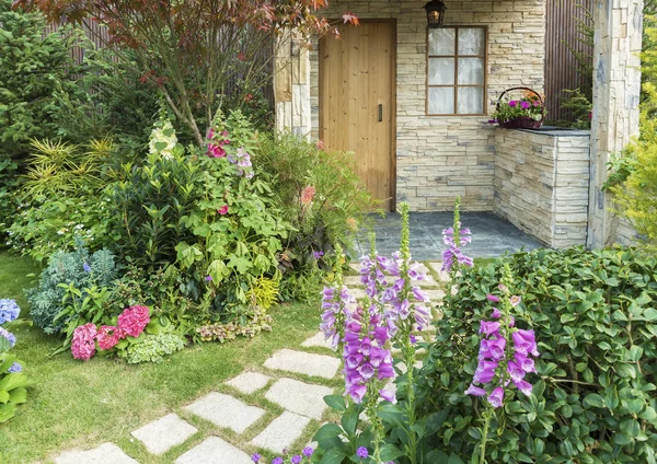 Bahçe düzenlenmiş bahçe çiçek bahçesi konut evi. 