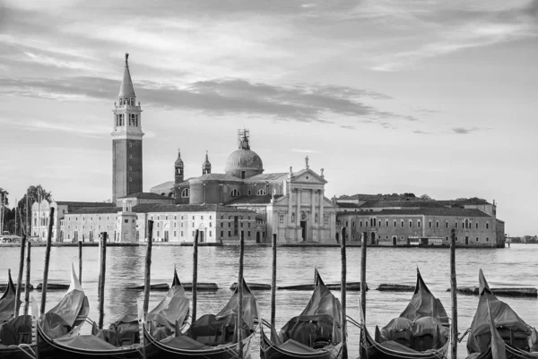Gondole flottant dans le Grand Canal, Venise, Italie — Photo