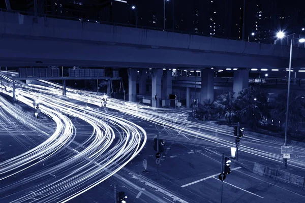 Sentieri leggeri di traffico notturno in strada a Hong Kong — Foto Stock