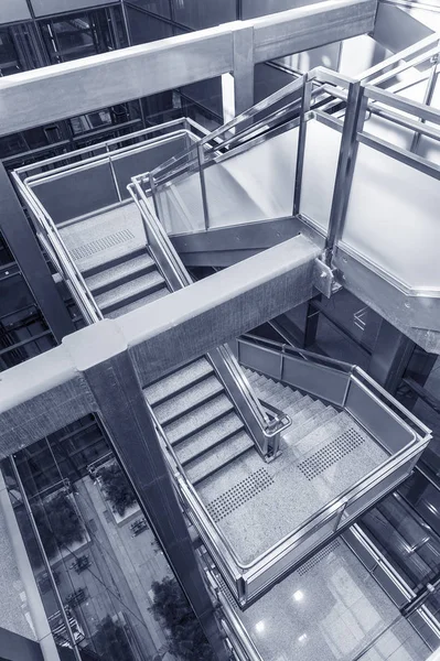 Vista interior de escaleras en edificio moderno — Foto de Stock