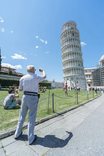 Pisa Italy May 2014 Tourist Taking Photo Front Leaning Tower — Stock Photo, Image