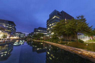 Hong Kong şehrindeki modern ofis binası.