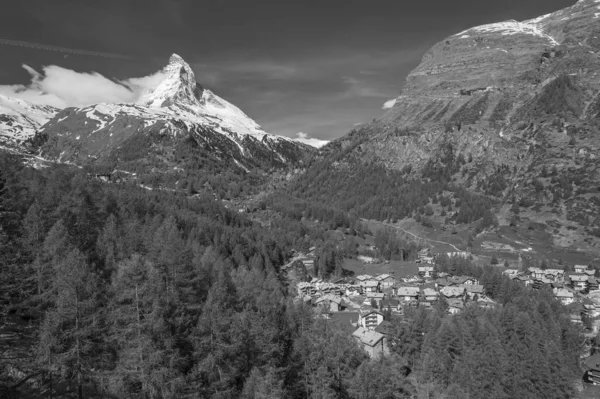 Idylliska landskapet i schweiziska — Stockfoto