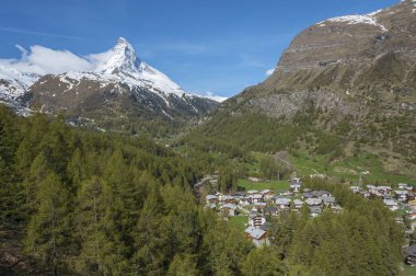 Dağ Matterhorn ve tatil köyü Zermatt, İsviçre