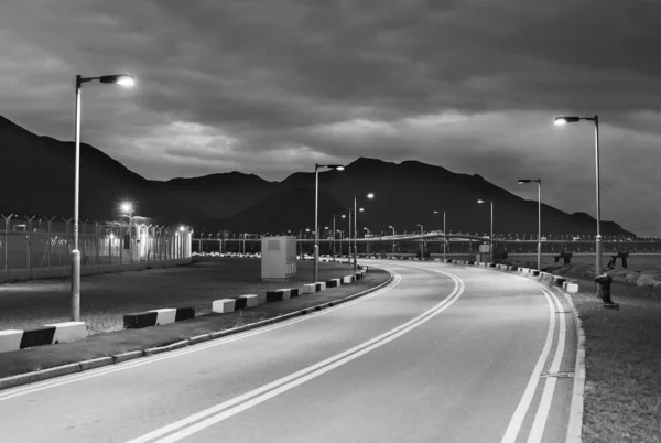Κενός ασφαλτοστρωμένος δρόμος το σούρουπο στο Χονγκ Κονγκ — Φωτογραφία Αρχείου