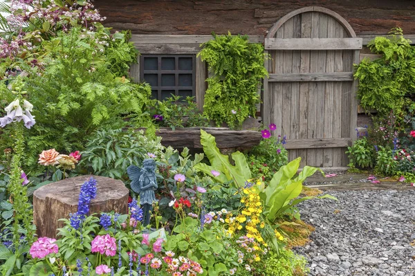 Cortile paesaggistico di una vecchia casa con giardino fiorito — Foto Stock