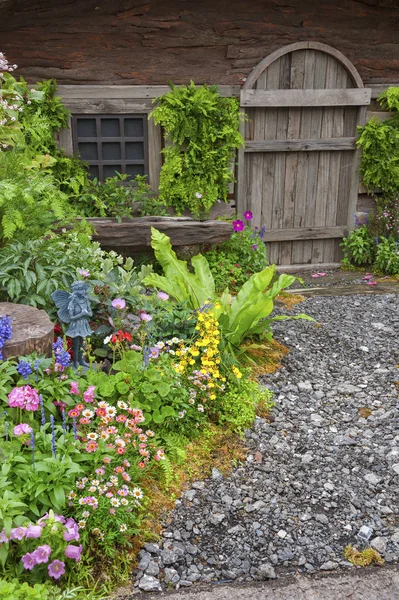 Giardino fiorito cortile — Foto Stock