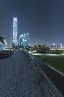 Geceleri Hong Kong şehir merkezindeki Skyline ve halk parkı.