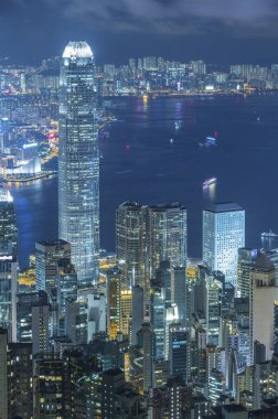 Geceleri Hong Kong 'un Victoria Limanı