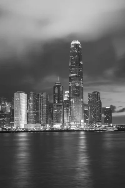 Skyline en haven van Hong Kong stad in de schemering — Stockfoto