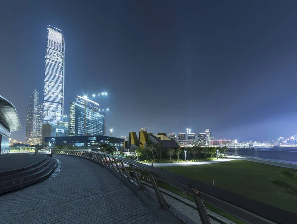 Skyline y parque público del centro de la ciudad de Hong Kong por la noche —  Fotos de Stock