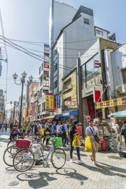 Osaka, Japonya - 14 Nisan 2016 : Turistik kaide etrafında yürüyüş
