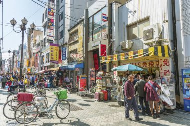 Osaka, Japonya - 14 Nisan 2016 : Turistik kaide etrafında yürüyüş