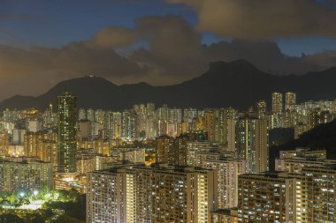 Dağ Aslanı Kayası ve alacakaranlıkta Hong Kong şehrinin ufuk çizgisi.