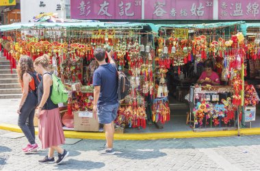 Hong Kong, Çin - 11 Mayıs 2019 : Dini dekor satan durak