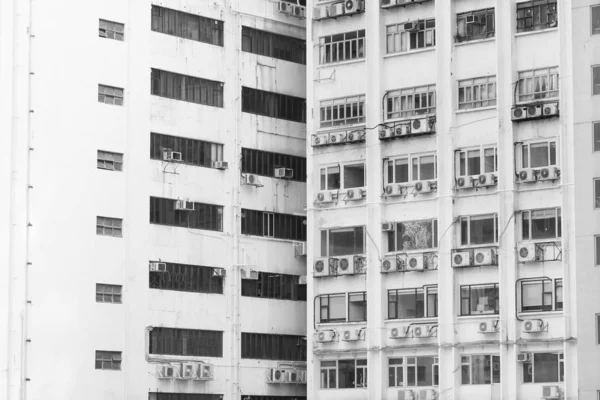 Buitenkant van het oude industriële gebouw in Hong Kong stad — Stockfoto