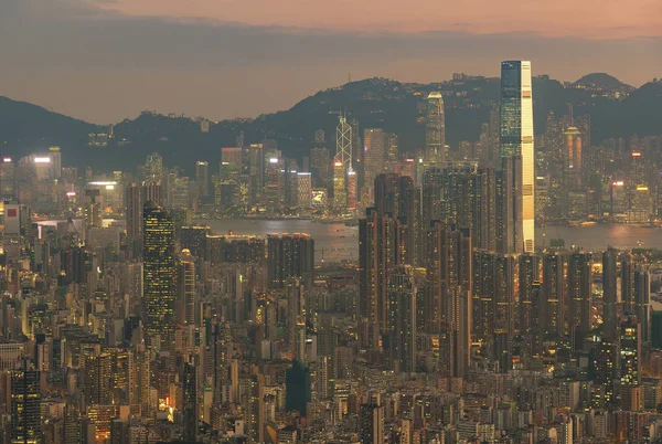 Luftaufnahme der Stadt Hongkong in der Abenddämmerung — Stockfoto
