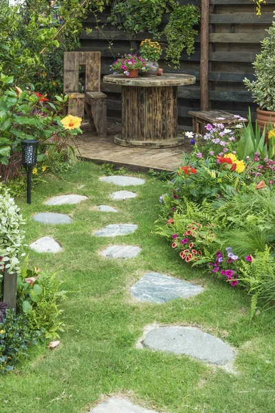 Landscaped Backyard Flower Garden Residential House — Stock Photo, Image