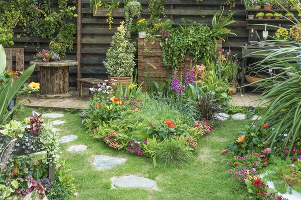 Landscaped backyard flower garden of residential house — Stock Photo, Image