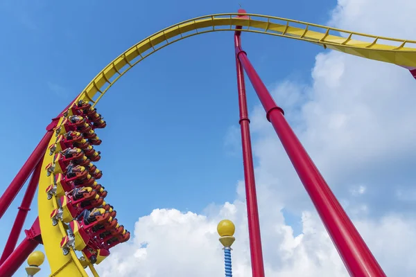 Rollercoaster Ride nel parco a tema con cielo blu — Foto Stock