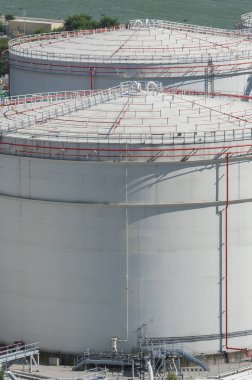 Fabrikada petrol depolama tankı ayrıntıları