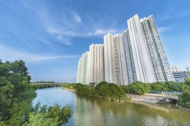 Hong Kong 'da kamu arazisi ve nehir.