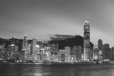 Alacakaranlıkta Hong Kong şehrinin Skyline Panoraması