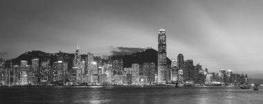 Alacakaranlıkta Hong Kong şehrinin Skyline Panoraması
