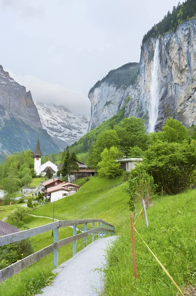 Paisaje idílico del valle de Lauterbrunnen en los Alpes berneses, Swiis — Foto de Stock