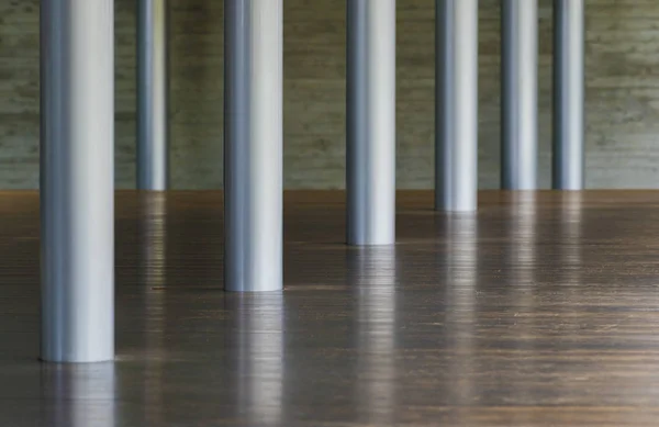 Columna de metal y piso de madera en la arquitectura moderna —  Fotos de Stock