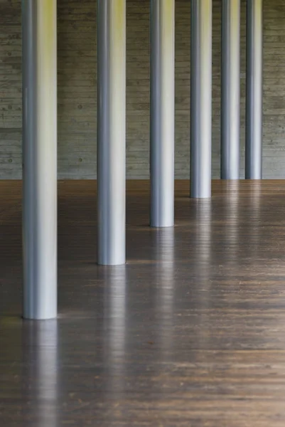 Μεταλλική στήλη και ξύλινο πάτωμα στη σύγχρονη αρχιτεκτονική — Φωτογραφία Αρχείου