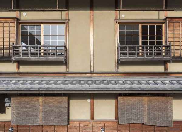Экстерьер традиционного японского дома в Киото, Япония — стоковое фото