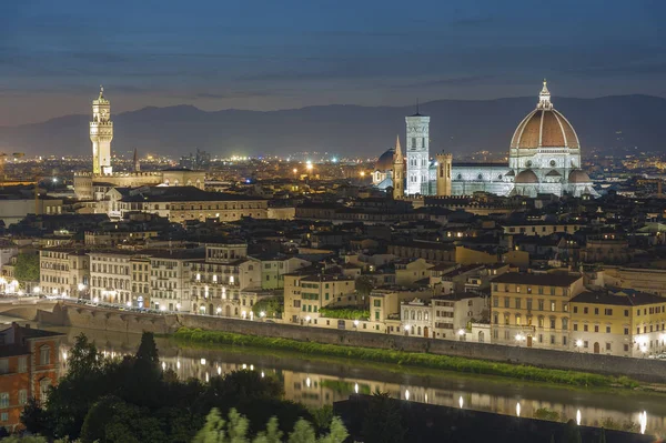 Tarihi şehir Floransa, Toskana, İtalya alacakaranlıkta manzarası — Stok fotoğraf