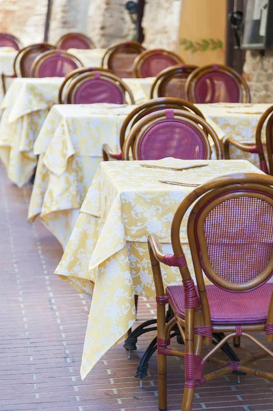 Nice and cosy sidewalk cafe in resort town San Gimignano, Tuscan — Stock Photo, Image