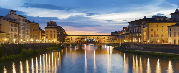 Ponte Vecchio - il mercato-ponte nel centro di Firenze, Tus — Foto Stock