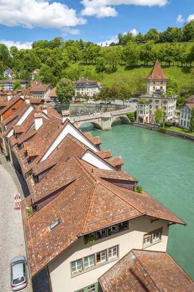 Vista panoramica del centro storico di Berna dalla cima della montagna in giardino di rose — Foto Stock