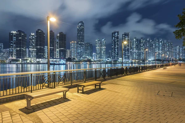 홍콩 의 해변 산책로와 홍콩 의 항구의 스카이 라인 nig에서 — 스톡 사진