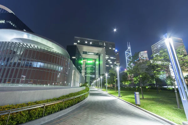 Passarela pedonal moderna no centro da cidade de Hong Kong à noite — Fotografia de Stock