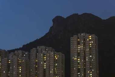Hong Kong 'da geceleri aslan kayasının altında bir bina var.