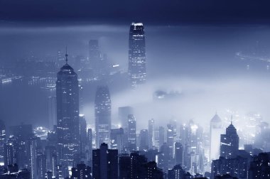 Geceleyin Hong Kong 'da sis vardı.