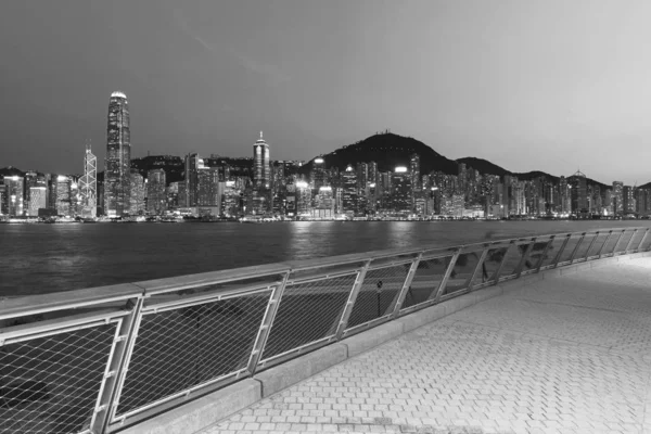 Παραθαλάσσιος περίπατος στο λιμάνι Βικτώρια της πόλης του Χονγκ Κονγκ το σούρουπο — Φωτογραφία Αρχείου
