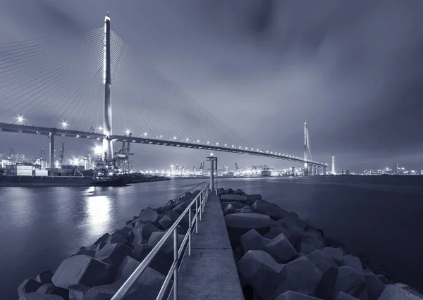 Schorsbrug en dam 's nachts — Stockfoto