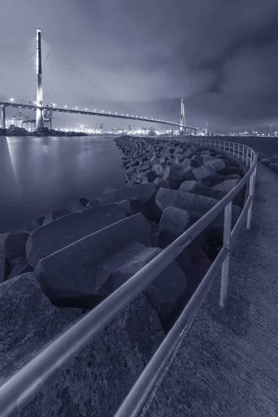 Schorsbrug en dam 's nachts — Stockfoto