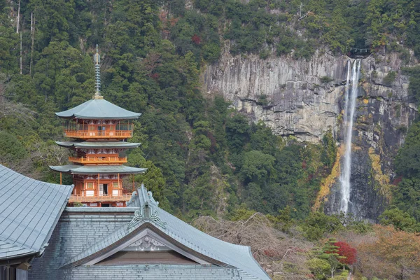 Vista panorámica del templo de Seiganto ji con Nachi no Taki caer en bac — Foto de Stock