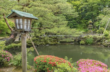 Japonya, Kanazawa 'daki Japon Bahçesi Kenrokuen' de tahta fener.