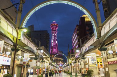 Osaka, Japonya - 13 Nisan 2016 : Shinsekai'deki Tsutenkaku Kulesi (ne