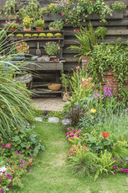 Bahçe düzenlenmiş bahçe çiçek bahçesi konut evi.