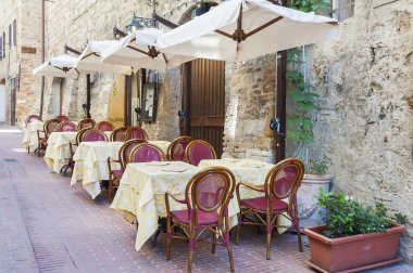 Güzel ve rahat kaldırım kafe tatil kasabası San Gimignano, Tuscan