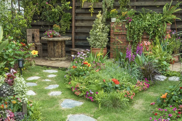 Landscaped backyard flower garden of residential house — Stock Photo, Image
