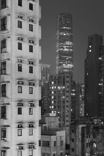 Edificios modernos y antiguos en la ciudad de Hong Kong por la noche — Foto de Stock